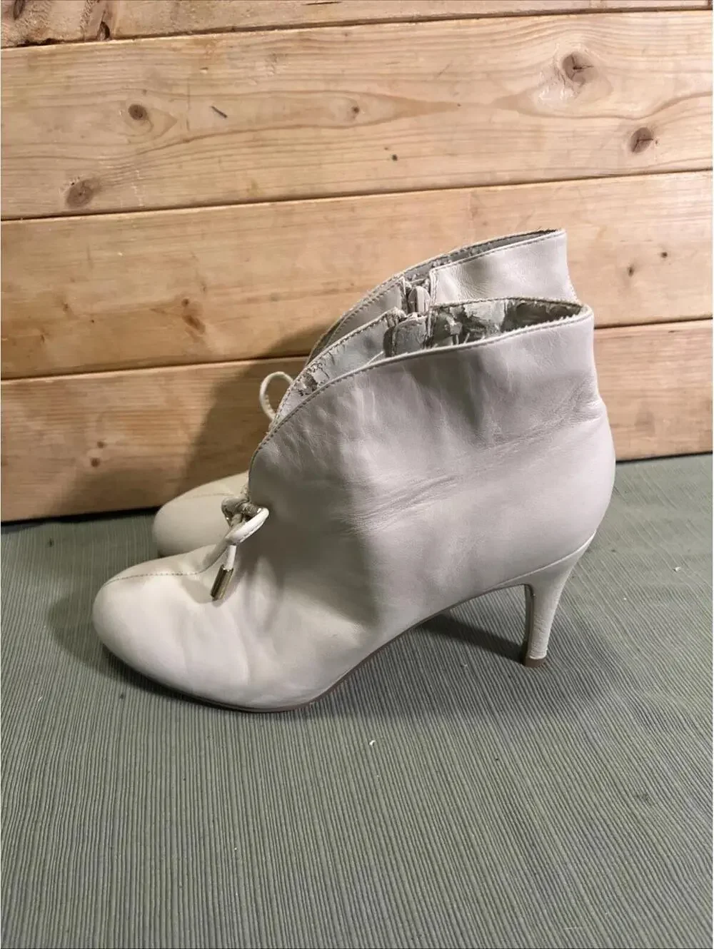Hot In Hollywood Ivory Leather Bow Ankle Booties Kitten Womens Heels Size 8.5